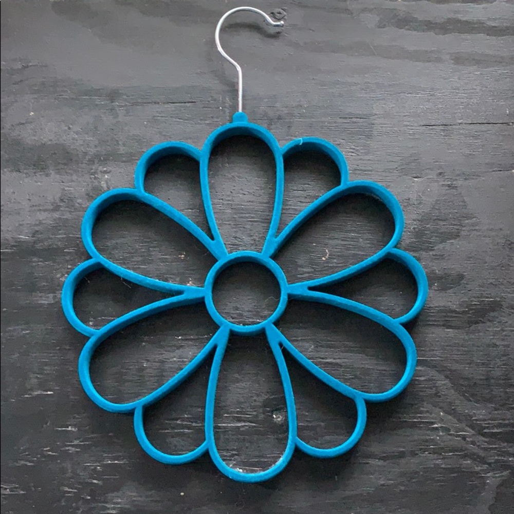 Hanging scarf organizer